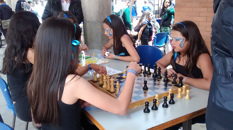 Niñas jugando ajedrez